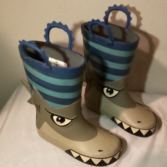 Adorable size 7/8 Member’s Mark shark rain boots. Used condition. - Picture 3 of 6